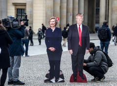 Clinton, Trump cardboards in Berlin (Bild: Keystone)