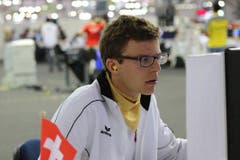 Konzentration bei Lars Tönz aus Busswil - der Informatiker beschäftigt sich mit IT Software Lösungen für Unternehmen (Bild: pd)