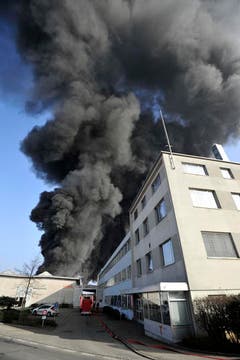 Grossbrand bei der Firma Tuchschmid in Frauenfeld. (Bild: Reto Martin)