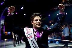 In Siegerpose: Luca Ruch geniesst seinen Coup in vollen Zügen. (Bild: Keystone)