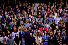 Das Publikum horcht der letzten Rede von Barack Obama. (Bild: Kamil Krzaczynski / Keystone)