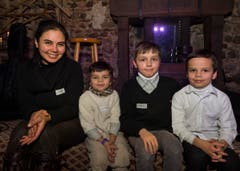 Von links nach rechts: Sarah Pirijok mit ihren Kindern Hiob, Moses, Isaak. (Bild: Andrea Stalder)