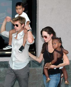 Pitt und Jolie mit einem Drittel ihrer Kinder, Maddox (links) und Zahara. (Bild: Keystone)