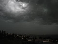 Nur ein ganz klein wenig Sonne dringt durch die schwarze Wolkendecke über Rorschach. (Bild: Paul Siegrist)
