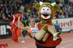 Maskottchen "Cooly" tröstet die Toggenburgerin Selina Büchel nach ihrem enttäuschenden Lauf. (Bild: Keystone)