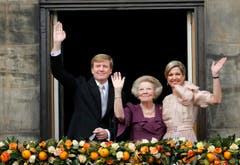 König Willem-Alexander, Königin Maxima und Prinzessin Beatrix auf dem Balkon des Königspalastes. (Bild: Keystone)