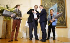 David Angst bedankt sich bei seinen Jury-Kolleginnen und Kollegen. (Bild: Reto Martin)