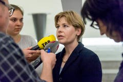 Die unterlegene Esther Friedli wird befragt. (Bild: Michel Canonica)