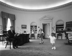 Kennedy mit seinem Sohn John und Tochter Caroline im Oval Office am 10. Oktober 1962. (Bild: Keystone)