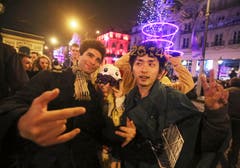 Menschen feiern den Beginn des neuen Jahres in Paris. (Bild: Keystone)
