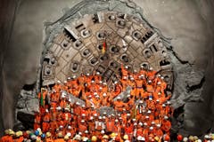 Am 23. März 2011 gab es bereits etwas zu feiern: Die Mineure nach dem zweiten Hauptdurchschlag im Gotthardbasistunnel in Sedrun. (Bild: Keystone)