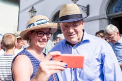 Eine Frau macht ein Selfie mit Bundesrat Johann Schneider-Ammann. Der Bundesrat verkniff sich modische Extravaganzen. (Bild: Keystone)