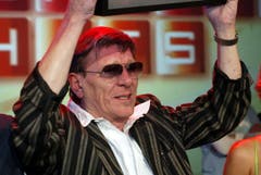 Sieger Polo Hofer hebt die Trophäe «Der grösste Schweizer Hit» in die Höhe an der TV-Gala , im Zürcher Leutschenbach-Fernsestudio. (Bild: Archiv Luzerner Zeitung / Zürich, 7. Oktober 2006)