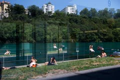Personen vergnügen sich am Rhoneufer. (Bild: Keystone)
