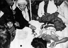 Mutter Teresa besucht in einem provisorischen Spital Opfer des Chemieunglücks. (Bild: Keystone)