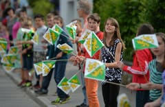 Die Schülerinnen und Schüler schwenkten Thurgauer Fähnchen. (Bild: Reto Martin)