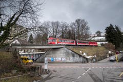 Die Eisenbahnbrücke über die Oberstrasse. Sie wird am 11. April abgebrochen und danach bis im Sommer neu gebaut. (Bild: Michel Canonica - 4. März 2015)