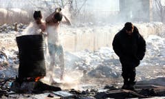 Seit die Balkanroute geschlossen ist, stranden viele Flüchtlinge in Serbien. In der Hauptstadt Belgrad hausen Tausende in Baracken ohne Strom und fliessendes Wasser, sind krank und verzweifelt, wie ein Foto im Februar zeigt. Die serbische Regierung weiss von den Missständen, unternehmen tut sie jedoch kaum etwas. (Bild: KOCA SULEJMANOVIC (EPA))