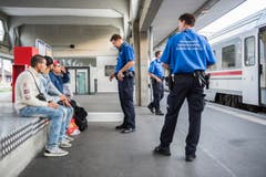 Am Bahnhof in Buchs werden FlŸchtlinge erwartet (Bild: Urs Bucher)