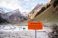 Die Ostschweiz läuft Schlittschuh auf dem Seealpsee (Bild: Urs Bucher)