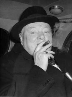Während seines Militärdienstes reiste Winston Churchill 1985 nach Kuba und entdeckte dort seine Liebe für Zigarren. Für den Rest seines Lebens blieb die Havana sein ständiger Begleiter und wurde zu seinem Markenzeichen (1954). (Bild: Keystone)