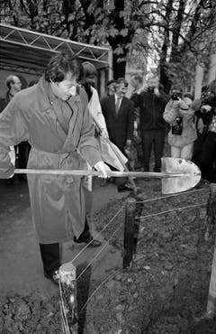 Zu Ehren des Sängers, Komponisten und Pianisten und als Geschenk zu seinem 60.Geburtstag pflanzt die Stadt Zürich Bäume. Stadtpräsident Josef Estermann und Udo Jürgens legen selber Hand an. (Bild: Keystone)