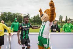 Freuen sich trotz der 1:2-Niederlage: Edgar Salli und Maskottchen Gallus. (Bild: Urs Bucher)