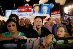 Am Samstag vor seinem Todestag versammelten sich rund 100'000 Israelis auf dem Yitzhak-Rabin-Platz in Tel Aviv. (Bild: Keystone)