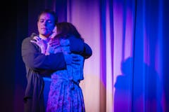 Viktoria (Ramona Holy) und Stefan Koltay (Michael Suttner). (Bild: Benjamin Manser)