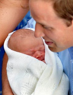 Klein und zerbrechlich: Prinz William hält seinen Sohn im Arm. (Bild: Keystone)