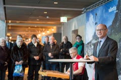 Hans Hoehener, Präsident des Verwaltungsrates der Säntis-Schwebebahn AG, spricht zur Eröffnung des neuen Berggasthauses. (Bild: Urs Bucher)