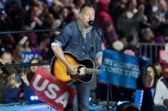 Bruce Springsteen bei seinem Auftritt an Clintons Wahlveranstaltung. (Bild: Keystone)