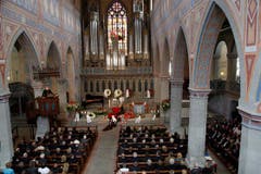 Die Kirche war für die Trauerfeier schlicht geschmückt. (Bild: pd)