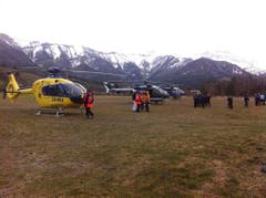 Rettungshelikopter und Einsatzkräfte in der Region, wo die Germanwings-Maschine abgestürzt ist. (Bild: Keystone)
