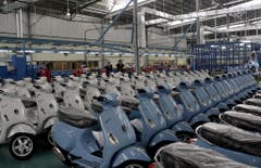 Frisch am Werk: Neue Vespas so weit das Auge reicht. (Bild: Keystone)