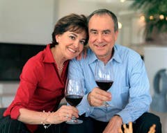 Paolo und Kurt Felix mit einem Glas Rotwein am 2. April 2004 zu Hause in St.Gallen. (Bild: Keystone)