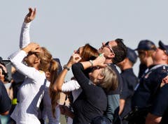 Wo ist er bloss? Die Zuschauer und das Team blicken gebannt in den Himmel. (Bild: Keystone)