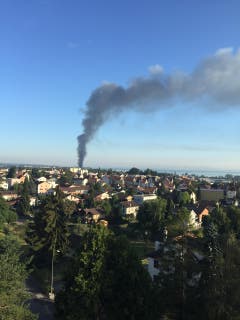 Der Brand ist bis Goldach sichtbar. Und seit einigen Minuten muss man die Fenster schliessen wegen Rauchgestank. (Bild: Armin Mettler/Leserbild)