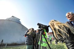 Nur mit gut geschützten Augen wird ein Blick Richtung Sonne riskiert. (Bild: Donato Caspari)