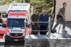 Armeechef André Blattmann (Mitte) trifft am Absturzort ein. (Bild: Keystone)