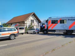 Die Polizei ist am Montag mit einem Grossaufgebot am Hof in Hefenhofen vor Ort. (Bild: Manuel Nagel)