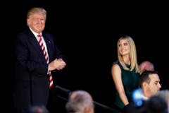 Wahlkampf in Aston: Ivanka ist an der Seite von Papa Donald. (Bild: Keystone)