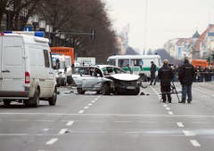 Das beschädigte Auto in Berlin. (Bild: Keystone)