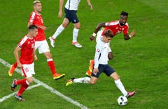 Antoine Griezmann lässt drei Schweizer stehen und kommt zum Abschluss. (Bild: Thibault Camus / Keystone)