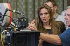 Angelina Jolie während ihrer Regiearbeit zum Film "In the Land of Blood and Honey". (Bild: Keystone)