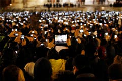 Besucher schiessen Fotos von Papst Franziskus. (Bild: Keystone)