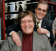 Im Film "The Spy Who Loved Me" waren sie Feinde. Im Leben allerdings gute Freunde. Roger Moore mit dem berühmten Filmbösewicht Richard Kiel. (Bild: Keystone)