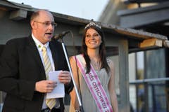 Miss Ostschweiz Patricia Rimle mit Gemeindepräsident Bernhard Keller. (Bild: Hanspeter Schiess)