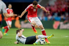 Admir Mehmedi in Aktion gegen Yohan Cabaye. (Bild: Jean-Christophe Bott / Keystone)