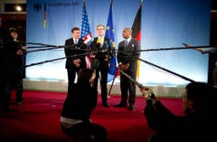 Aussprache in Sachen NSA-Spionage: Der frühere Aussenminister Westerwelle (Mitte), US-Senator Christopher Murphy (links) und US-Kongressmann Gregory Meeks (rechts) bei einem Treffen im Jahr 2013. (Bild: Keystone)